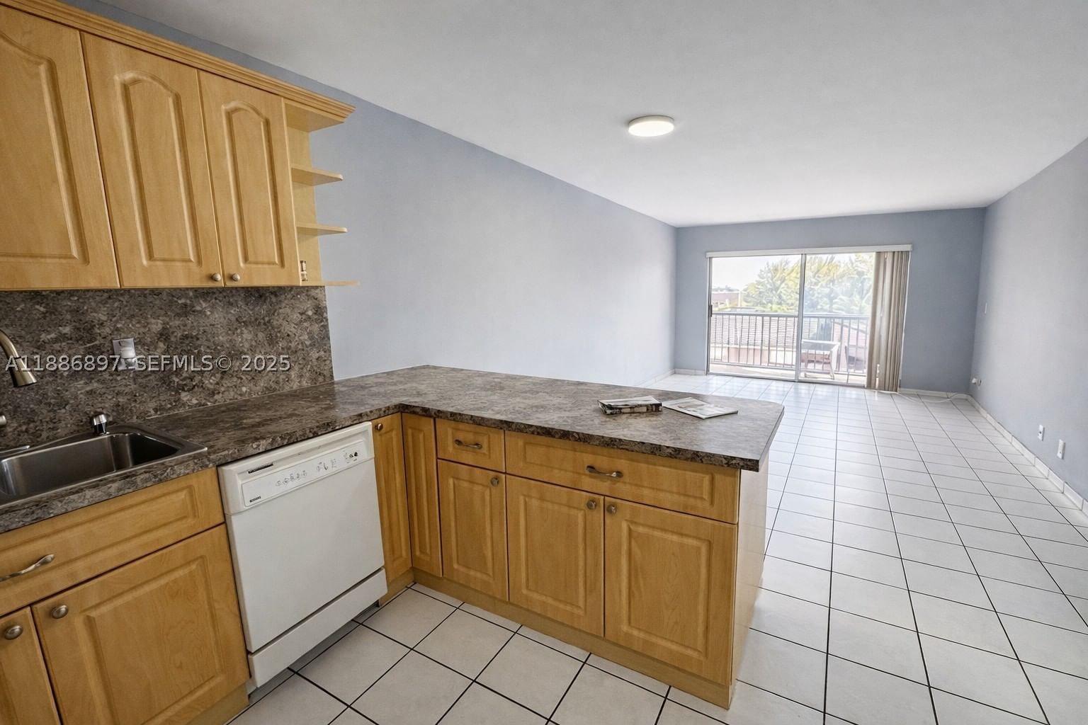 Real estate property located at 8005 Lake Dr #404, Miami-dade, Sandoral Condo Ph I, Doral, FL