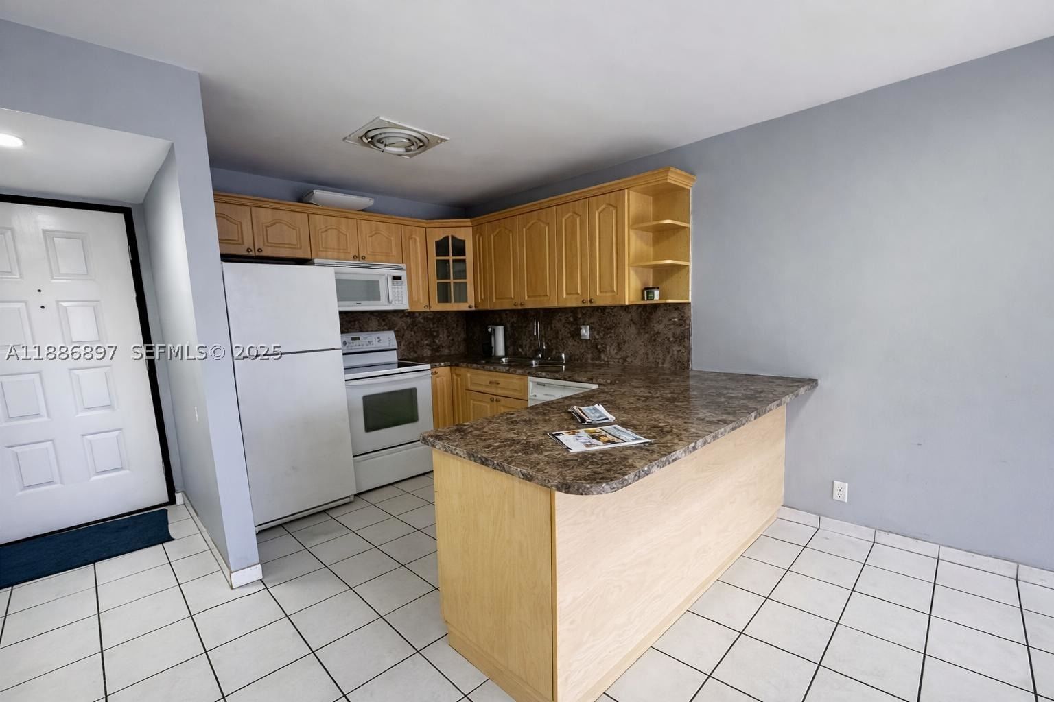 Real estate property located at 8005 Lake Dr #404, Miami-dade, Sandoral Condo Ph I, Doral, FL