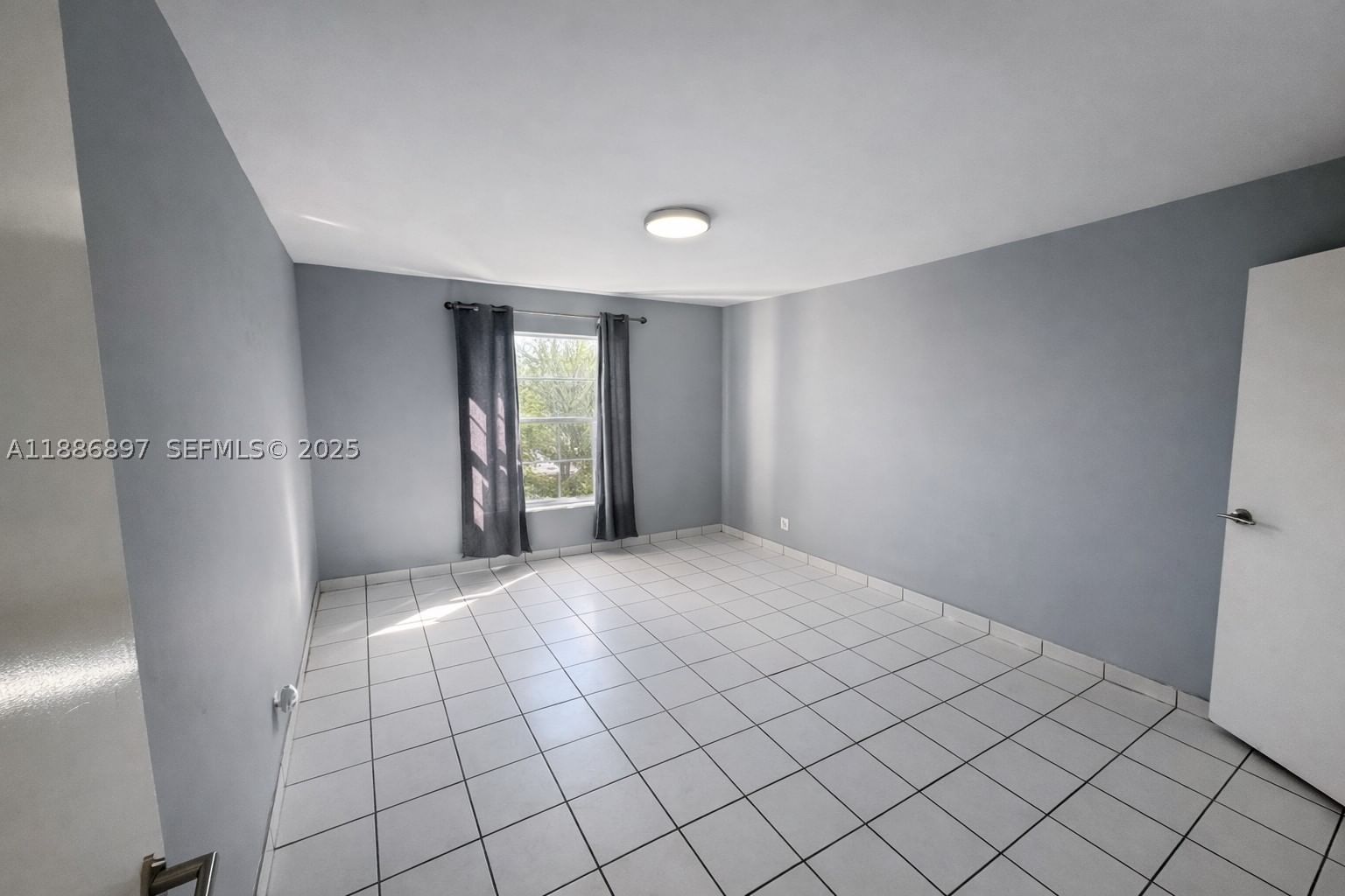 Real estate property located at 8005 Lake Dr #404, Miami-dade, Sandoral Condo Ph I, Doral, FL