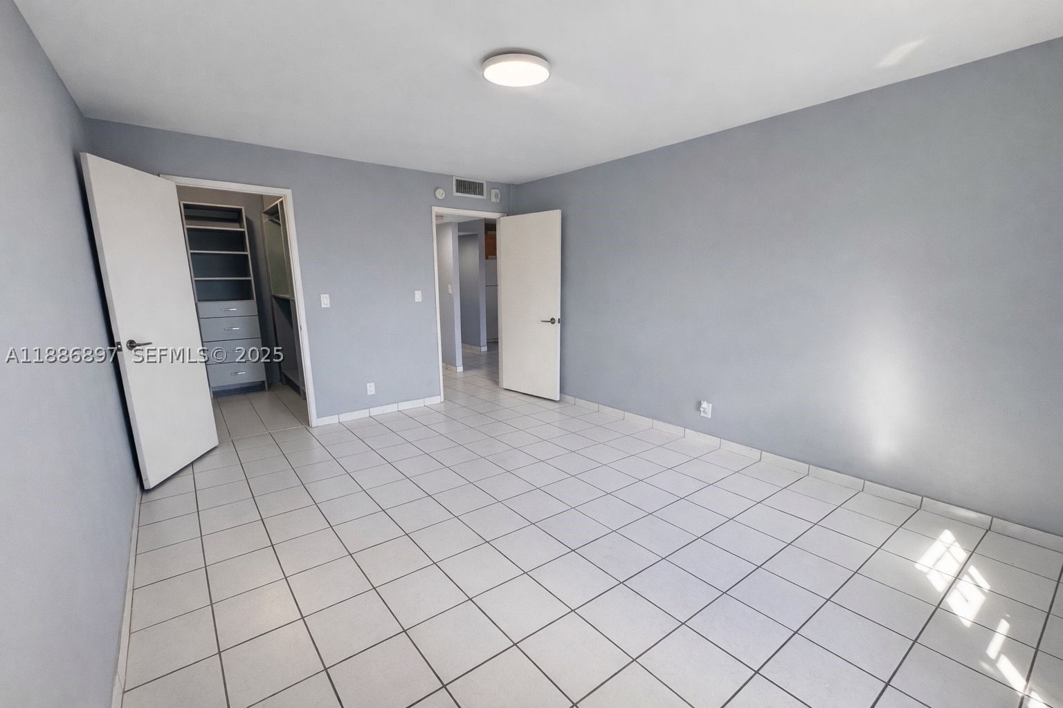 Real estate property located at 8005 Lake Dr #404, Miami-dade, Sandoral Condo Ph I, Doral, FL