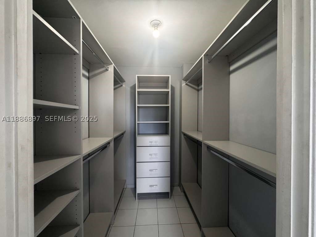 Real estate property located at 8005 Lake Dr #404, Miami-dade, Sandoral Condo Ph I, Doral, FL
