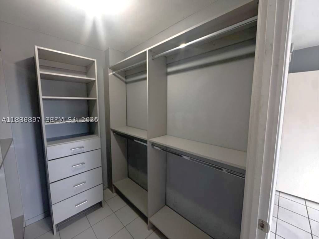 Real estate property located at 8005 Lake Dr #404, Miami-dade, Sandoral Condo Ph I, Doral, FL