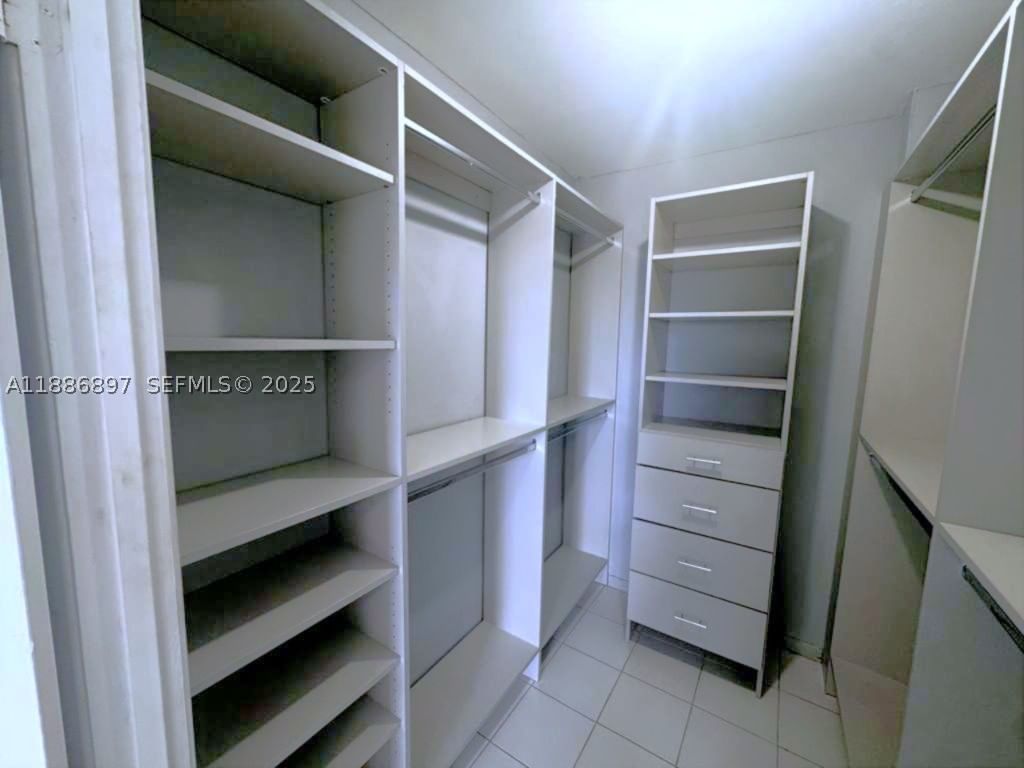 Real estate property located at 8005 Lake Dr #404, Miami-dade, Sandoral Condo Ph I, Doral, FL