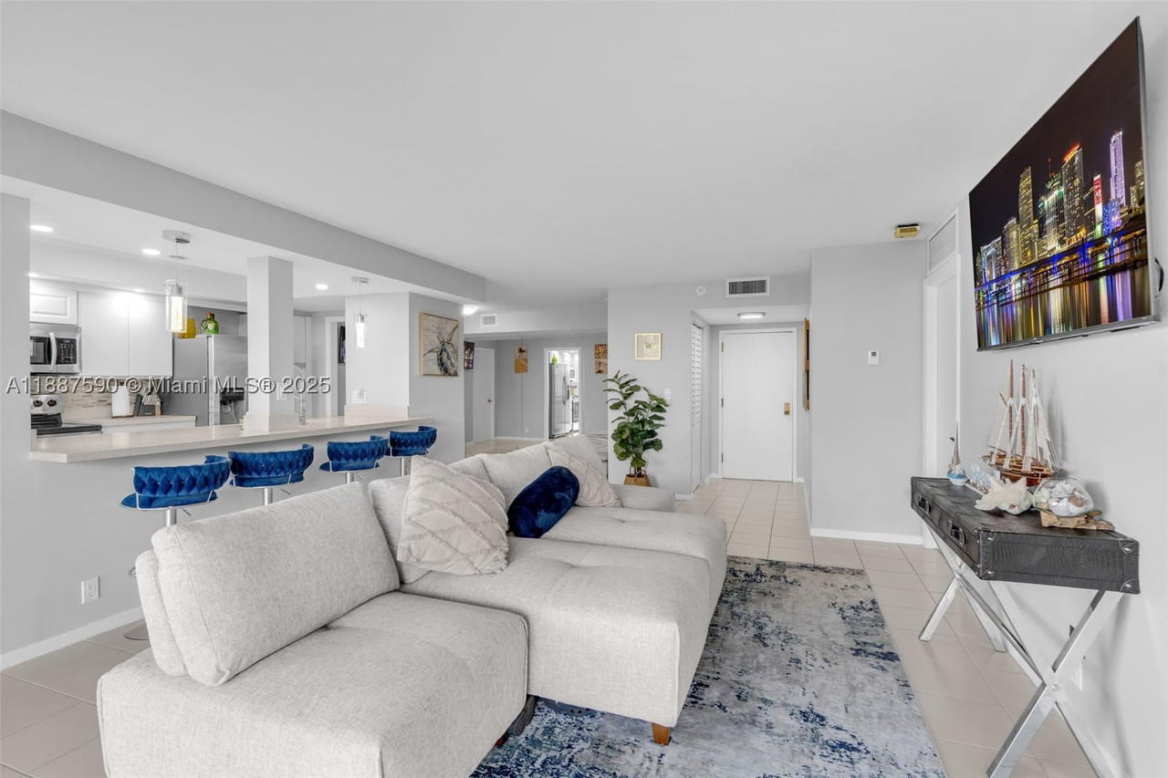 Real estate property located at 1000 Quayside Ter #505, Miami-dade, Towers Of Quayside Condo, Miami, FL