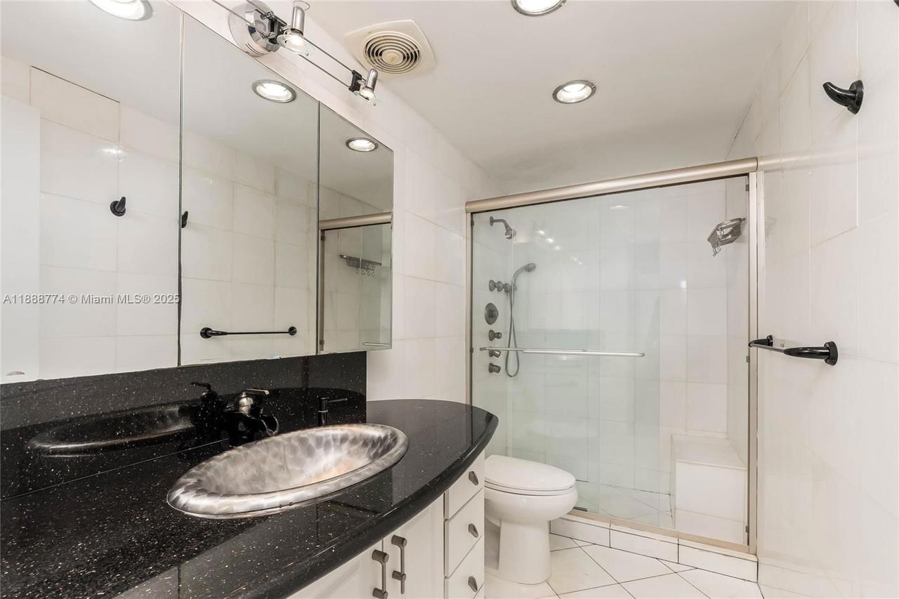 Real estate property located at 300 Bayview Dr #716, Miami-dade, Arlen House Condo, Sunny Isles Beach, FL