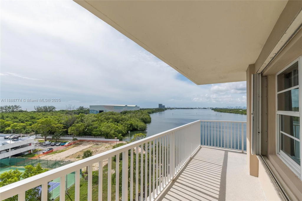 Real estate property located at 300 Bayview Dr #716, Miami-dade, Arlen House Condo, Sunny Isles Beach, FL