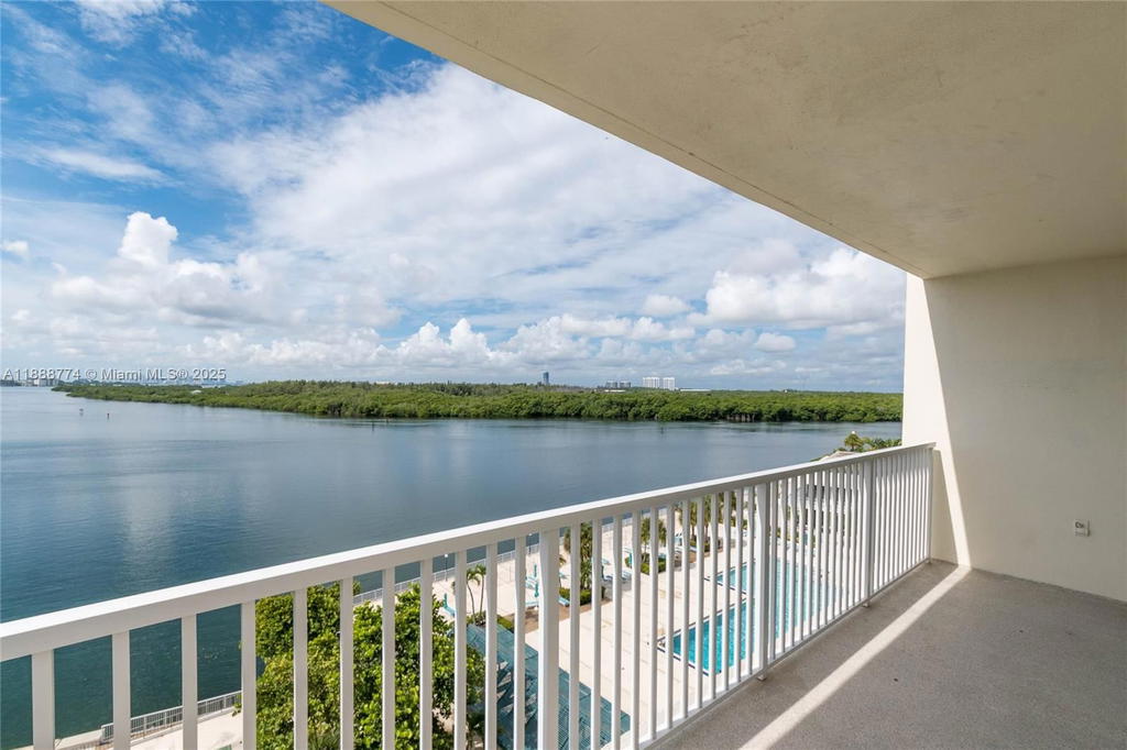 Real estate property located at 300 Bayview Dr #716, Miami-dade, Arlen House Condo, Sunny Isles Beach, FL