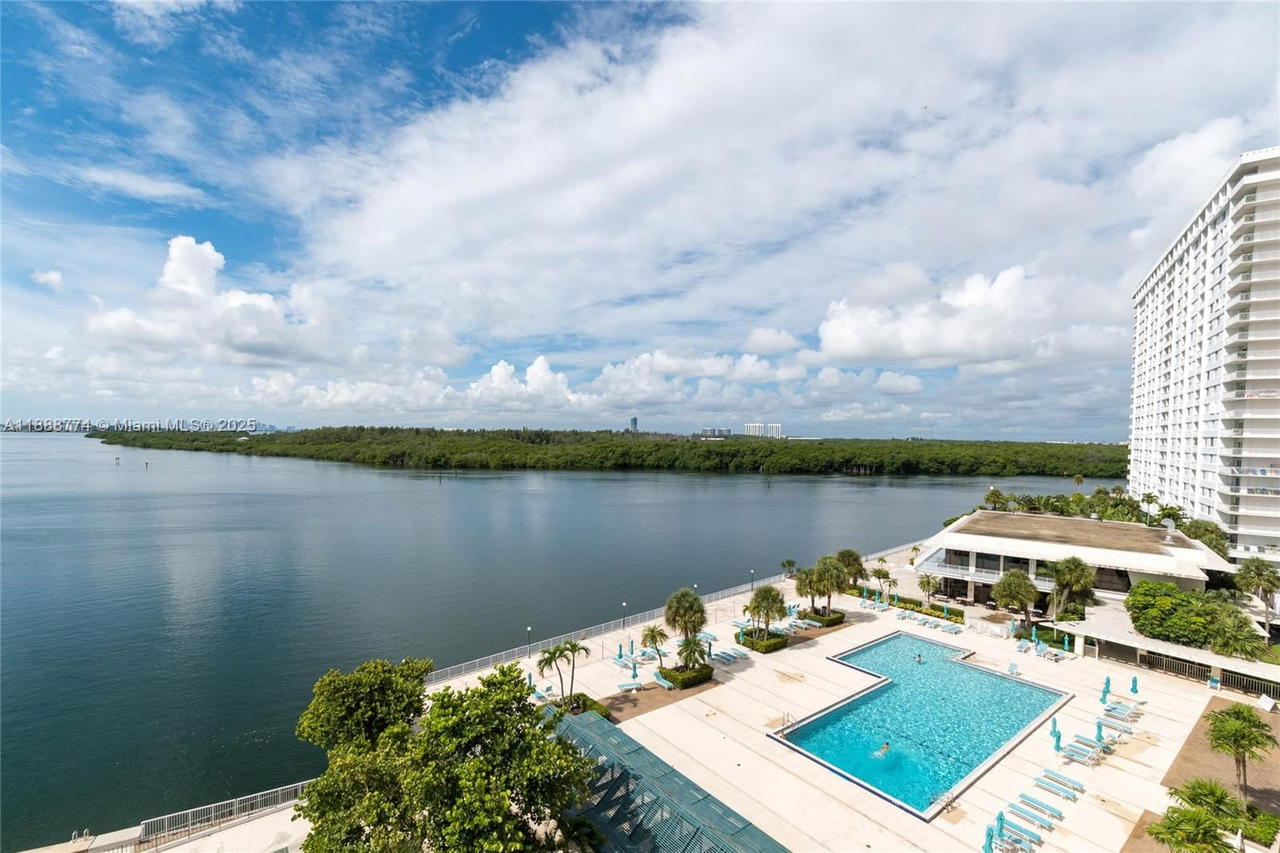 Real estate property located at 300 Bayview Dr #716, Miami-dade, Arlen House Condo, Sunny Isles Beach, FL