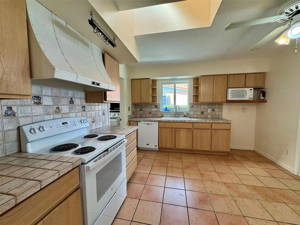 Real estate property located at 9765 74th St, Miami-dade, Heftler Homes Sunset Park, Miami, FL