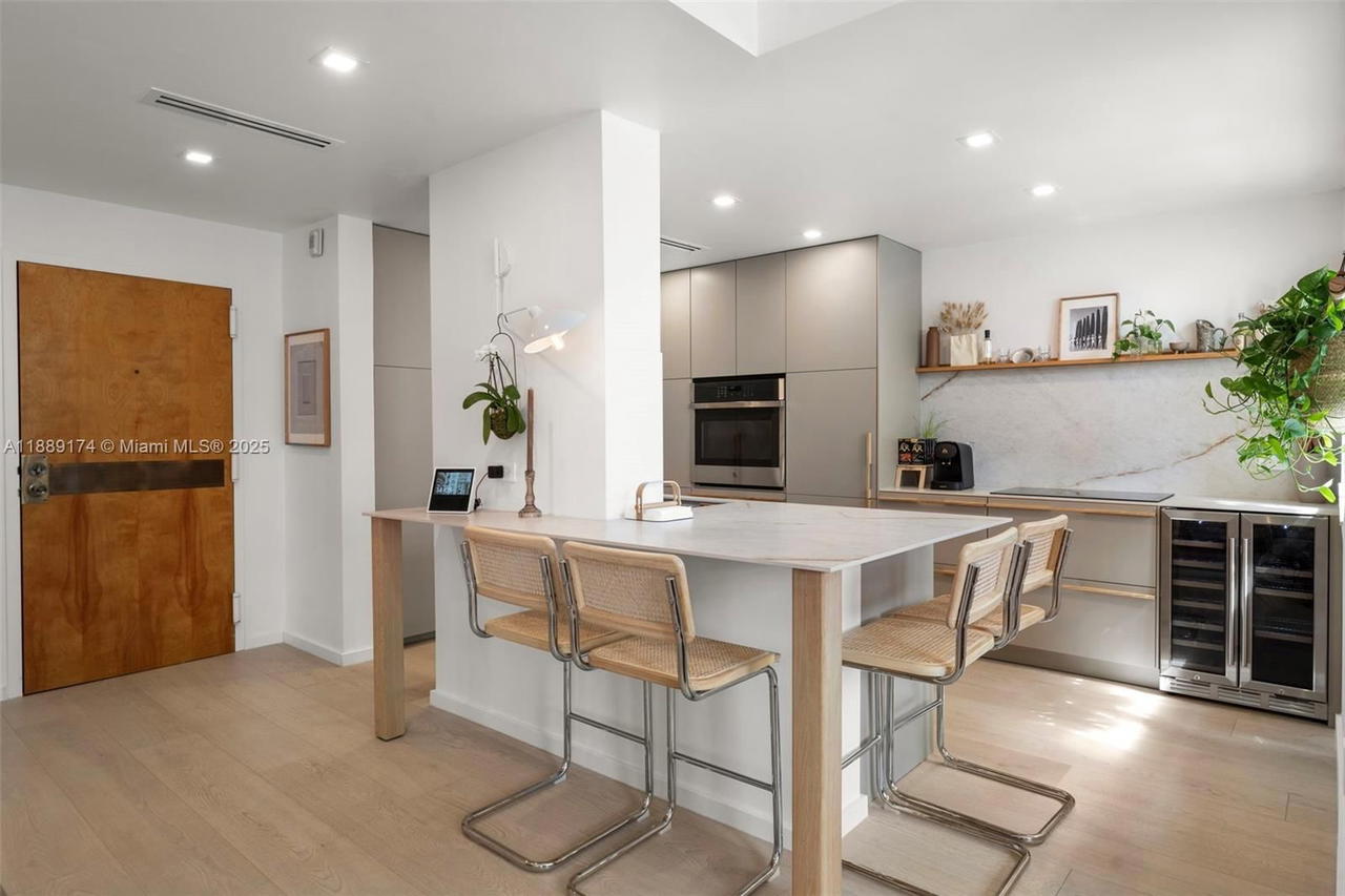 Real estate property located at 1390 Ocean Dr #202, Miami-dade, 1390 Ocean Drive Condo, Miami Beach, FL