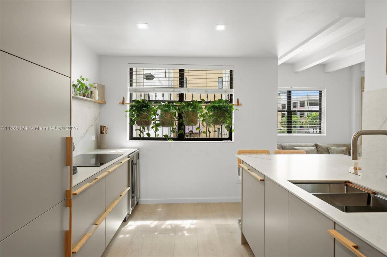 Real estate property located at 1390 Ocean Dr #202, Miami-dade, 1390 Ocean Drive Condo, Miami Beach, FL