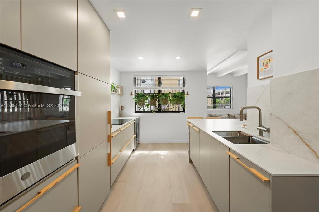 Real estate property located at 1390 Ocean Dr #202, Miami-dade, 1390 Ocean Drive Condo, Miami Beach, FL