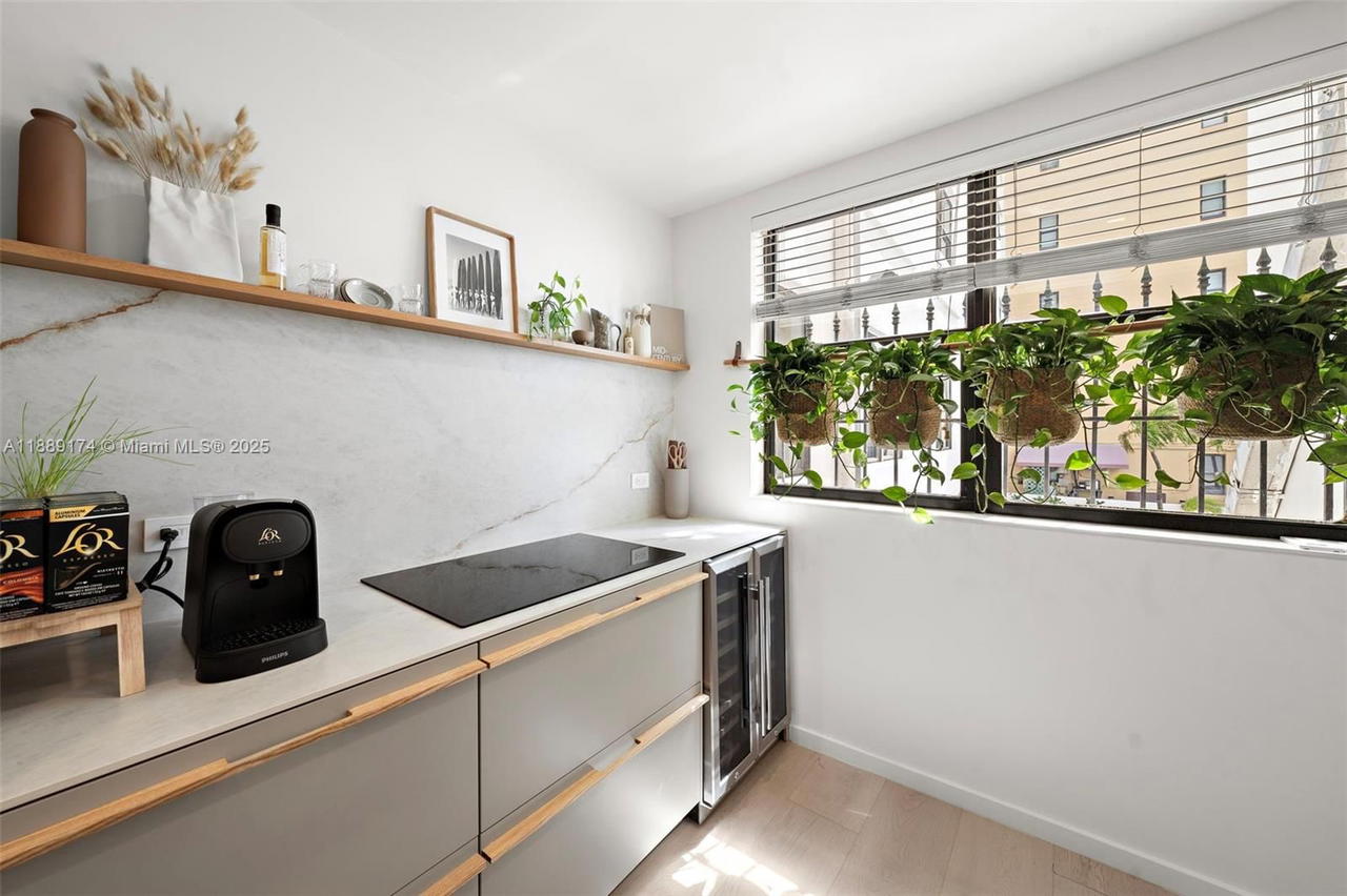 Real estate property located at 1390 Ocean Dr #202, Miami-dade, 1390 Ocean Drive Condo, Miami Beach, FL