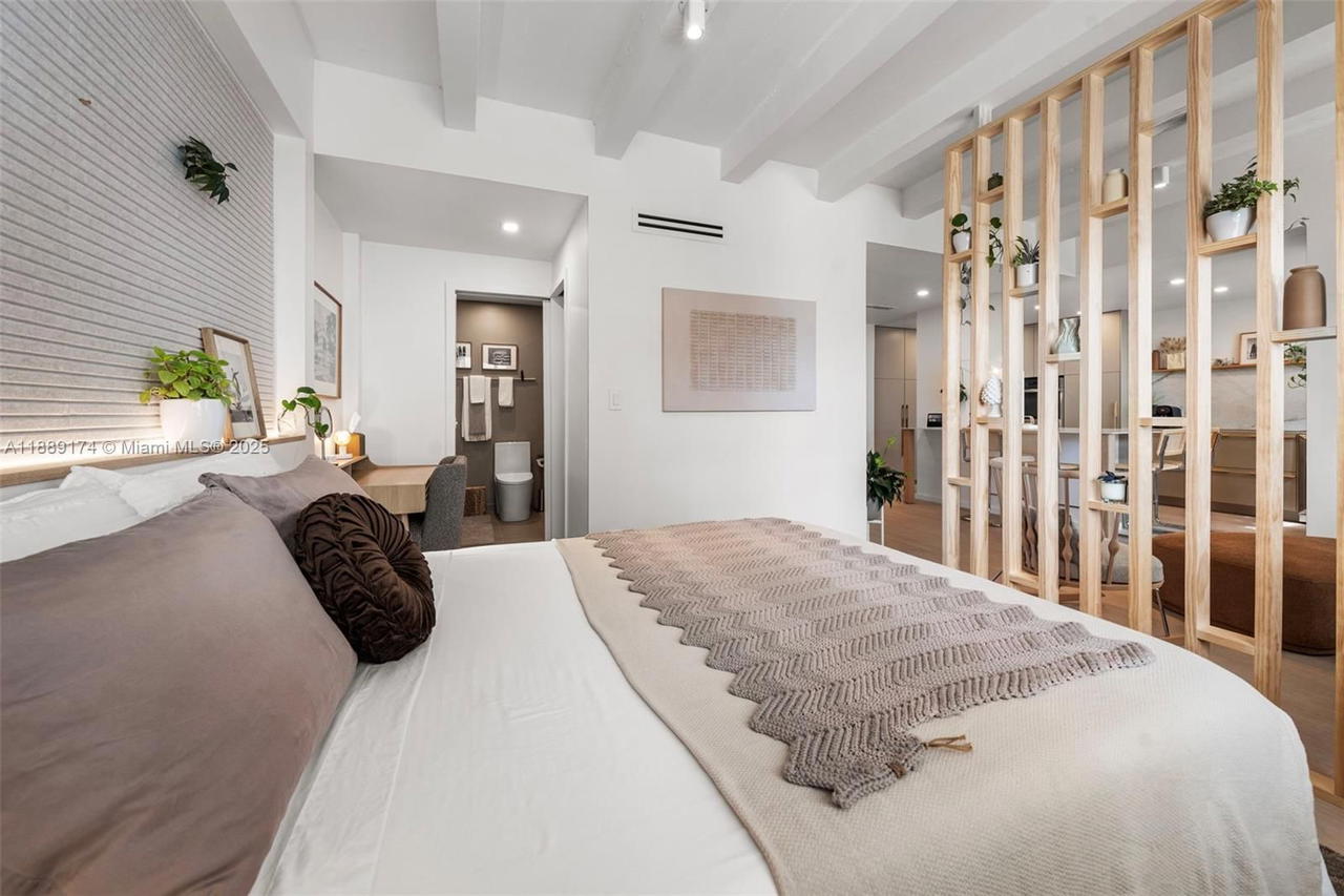 Real estate property located at 1390 Ocean Dr #202, Miami-dade, 1390 Ocean Drive Condo, Miami Beach, FL