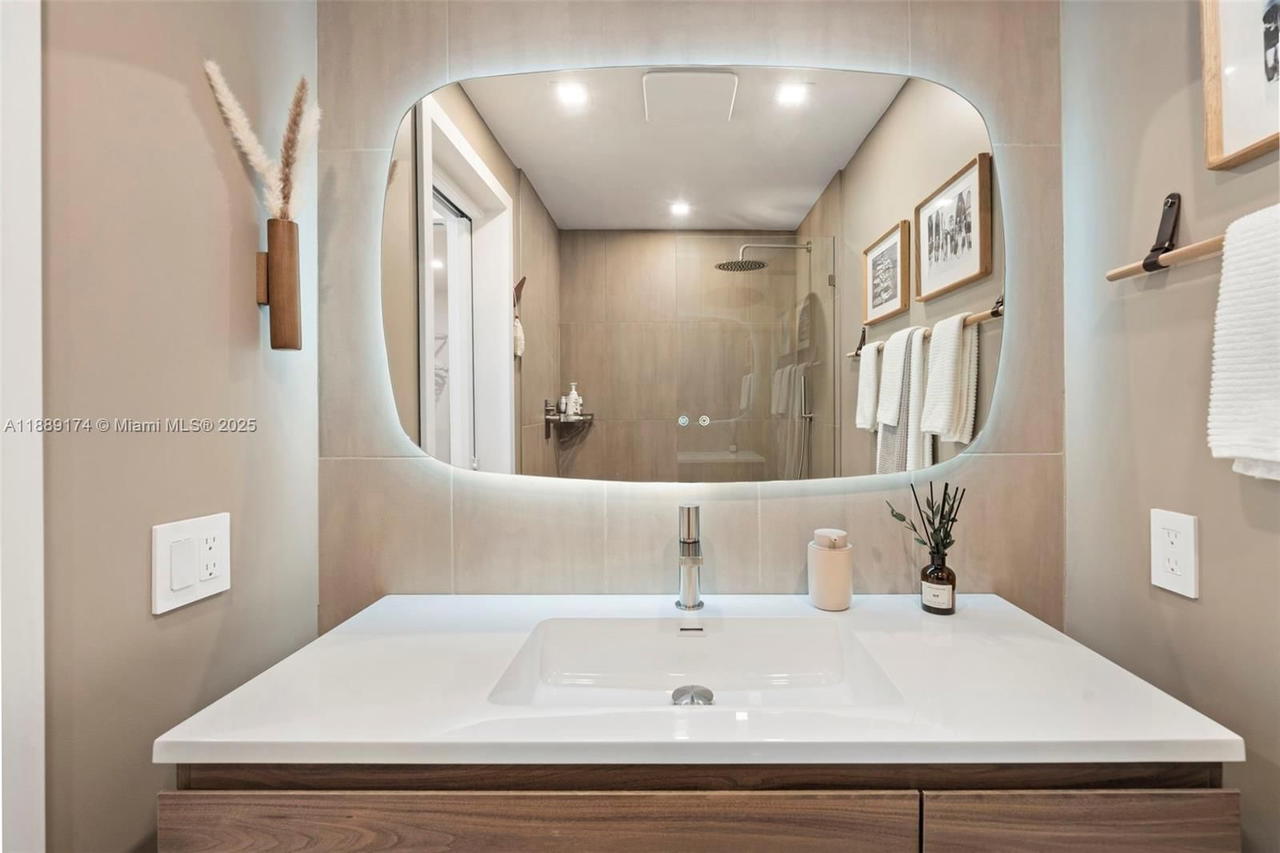 Real estate property located at 1390 Ocean Dr #202, Miami-dade, 1390 Ocean Drive Condo, Miami Beach, FL