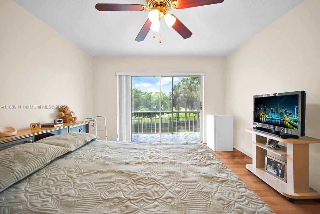 Real estate property located at 4800 Hillcrest Ln #210, Broward, Hillcrest Country Club Ap, Hollywood, FL