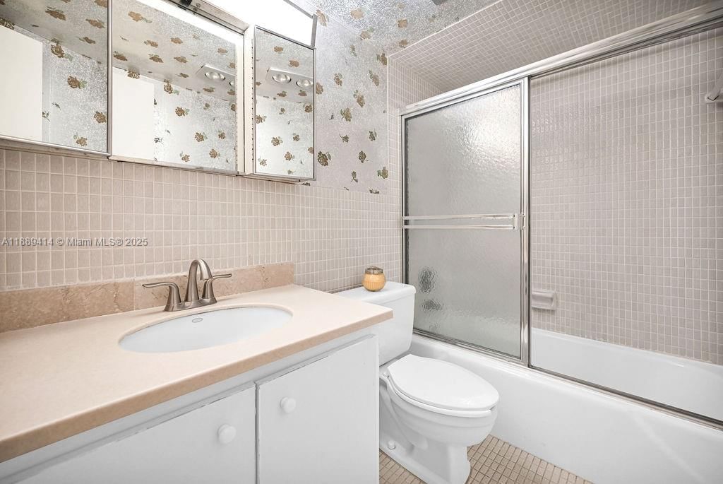 Real estate property located at 4800 Hillcrest Ln #210, Broward, Hillcrest Country Club Ap, Hollywood, FL