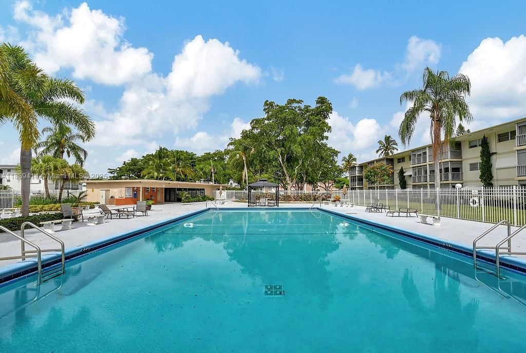 Real estate property located at 4800 Hillcrest Ln #210, Broward, Hillcrest Country Club Ap, Hollywood, FL