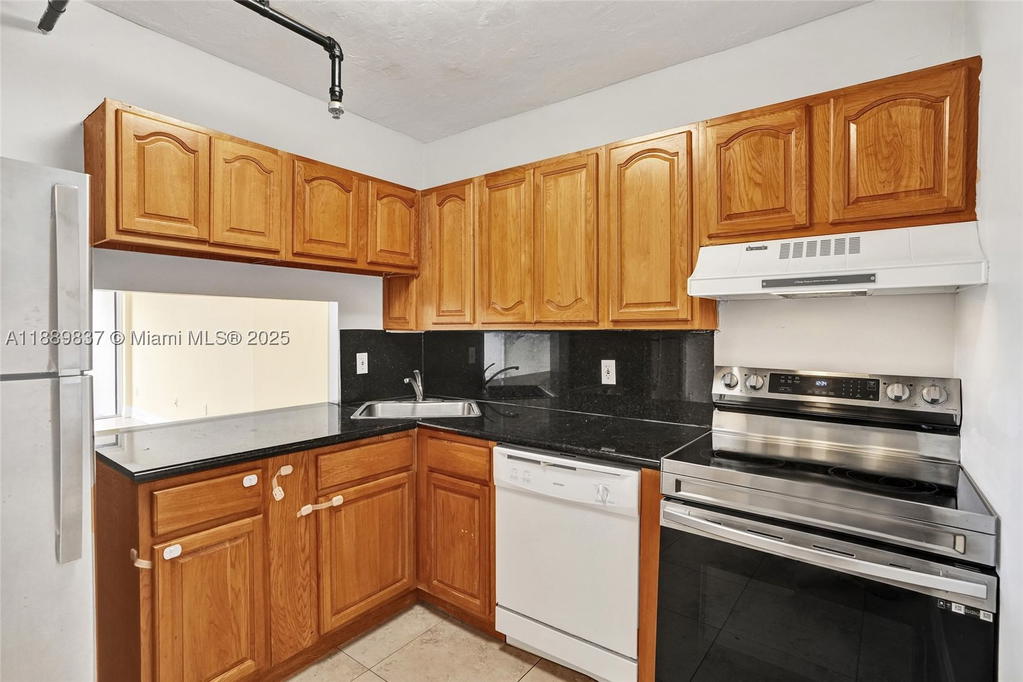 Real estate property located at 1470 123rd St A1213, Miami-dade, Greenwich Ph I Condo, North Miami, FL