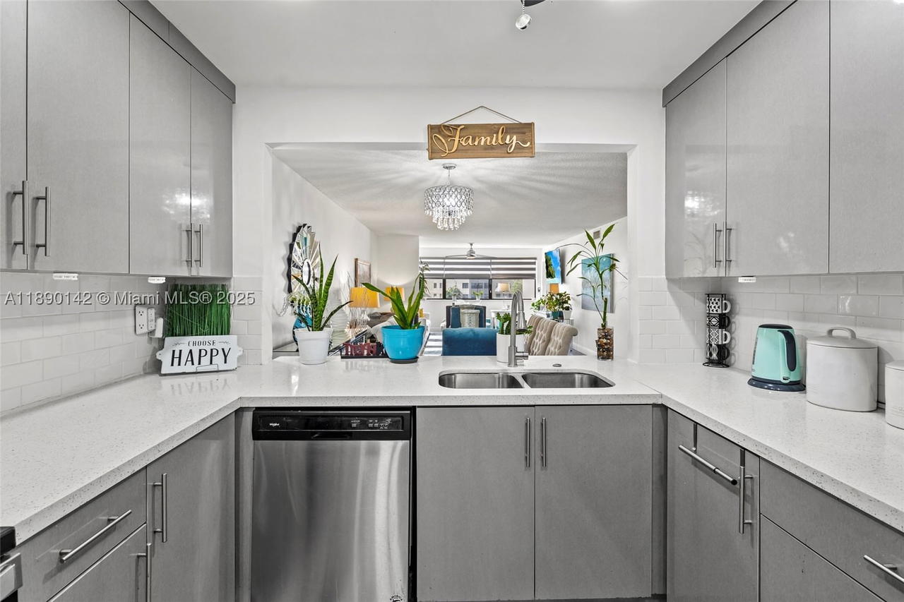 Real estate property located at 10400 30th Ct #202, Broward, Sunrise Lakes 166 Condo, Sunrise, FL