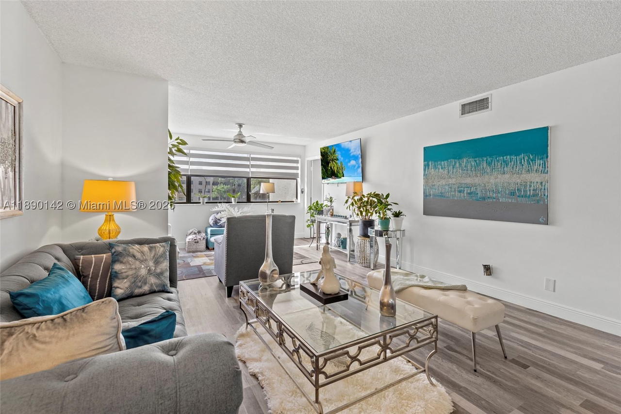 Real estate property located at 10400 30th Ct #202, Broward, Sunrise Lakes 166 Condo, Sunrise, FL