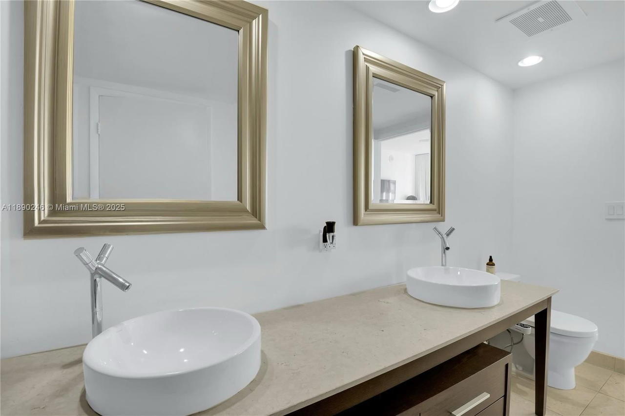 Real estate property located at 475 Brickell Ave #4711, Miami-dade, Iconbrickell Condo No 1, Miami, FL