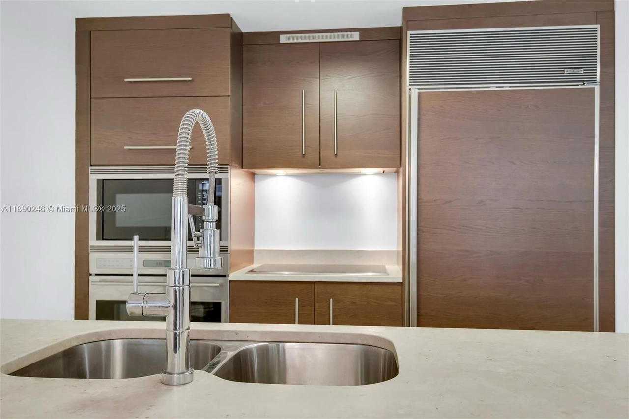 Real estate property located at 475 Brickell Ave #4711, Miami-dade, Iconbrickell Condo No 1, Miami, FL