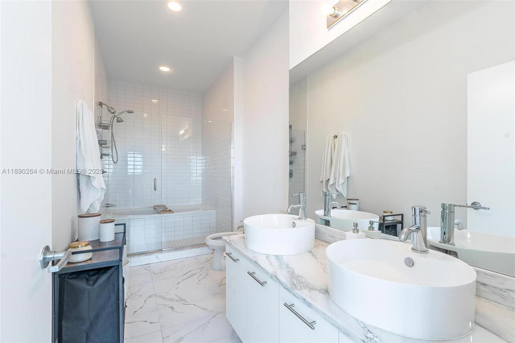 Real estate property located at 888 Biscayne Blvd #1210, Miami-dade, Marinablue Condo, Miami, FL