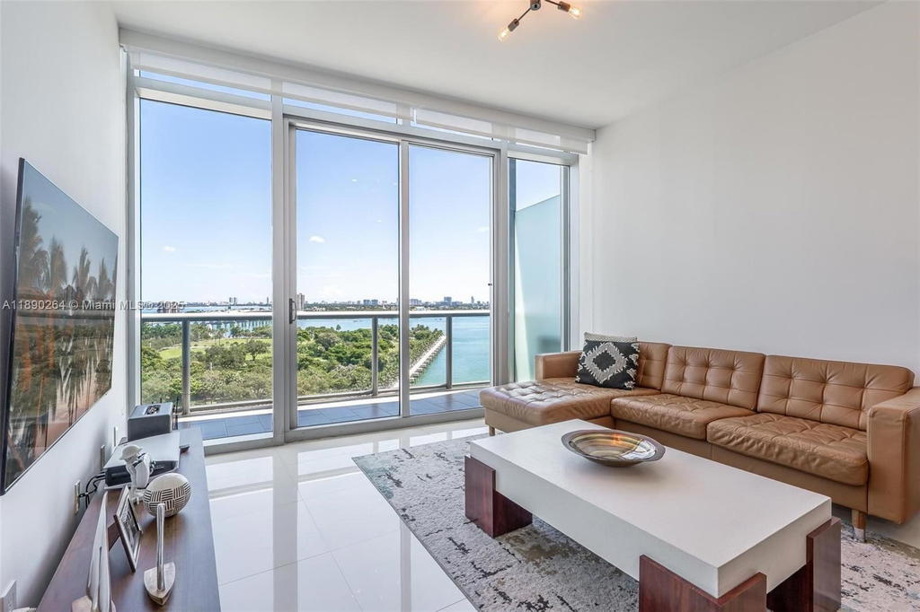 Real estate property located at 888 Biscayne Blvd #1210, Miami-dade, Marinablue Condo, Miami, FL