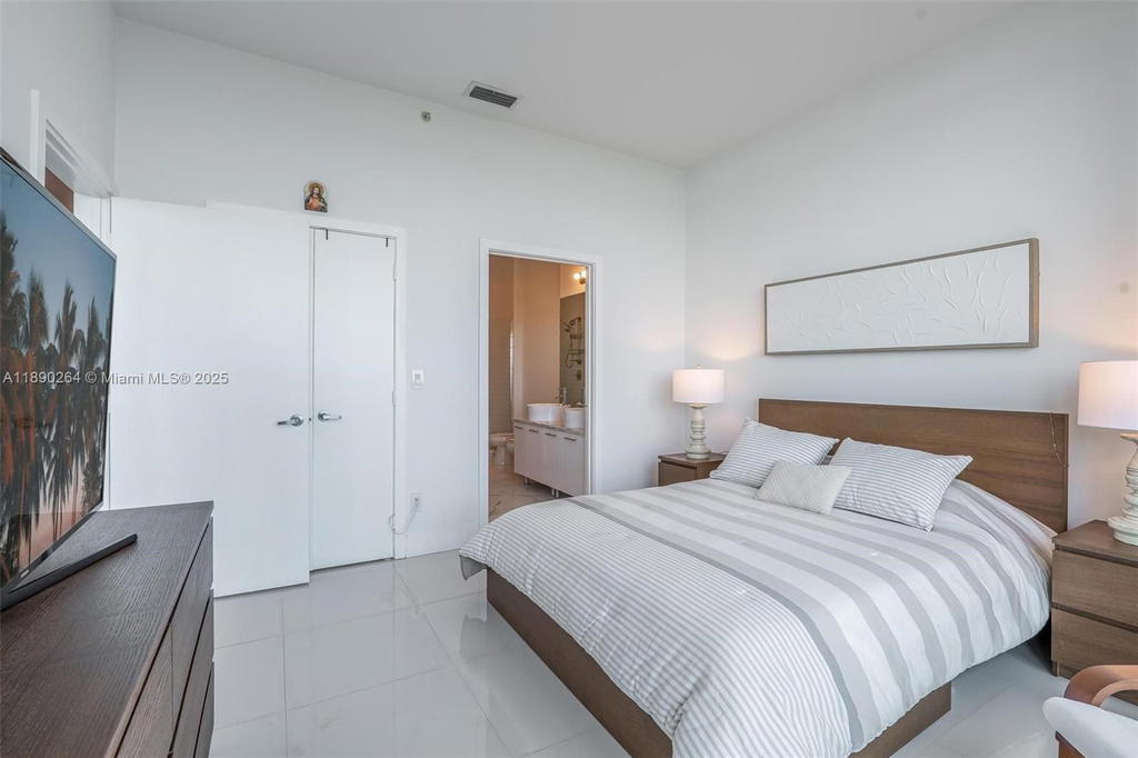 Real estate property located at 888 Biscayne Blvd #1210, Miami-dade, Marinablue Condo, Miami, FL