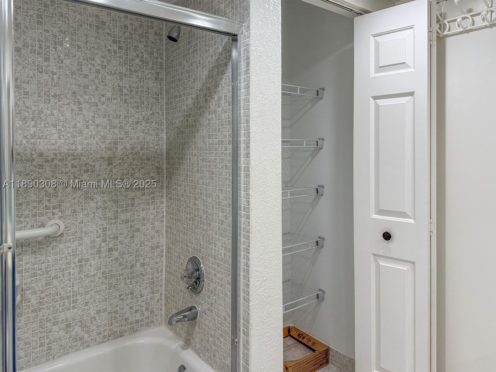 Real estate property located at 301 Racquet Club Rd #203, Broward, Building Four Of Racquet, Weston, FL