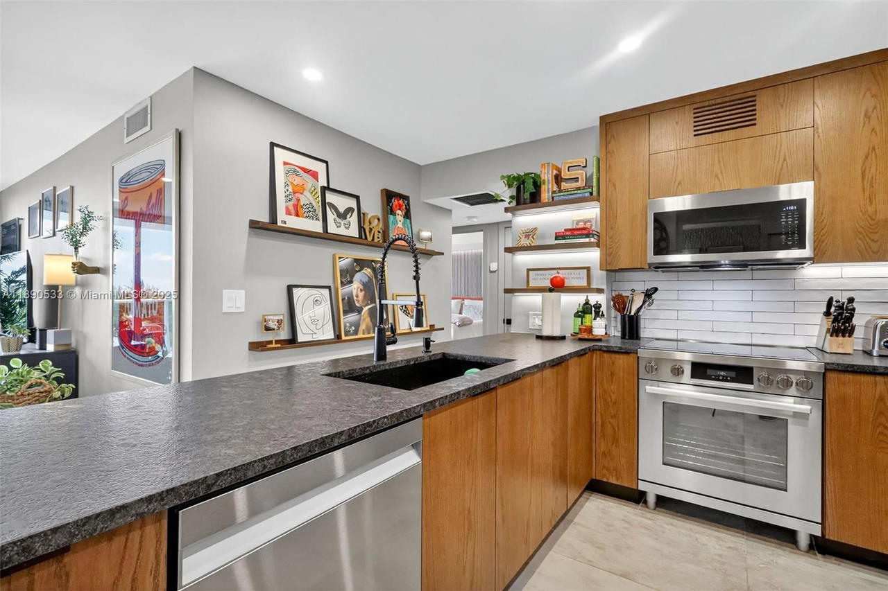 Real estate property located at 100 Bayview Dr #526, Miami-dade, Arlen House East Condo, Sunny Isles Beach, FL