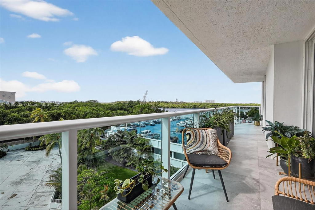 Real estate property located at 100 Bayview Dr #526, Miami-dade, Arlen House East Condo, Sunny Isles Beach, FL