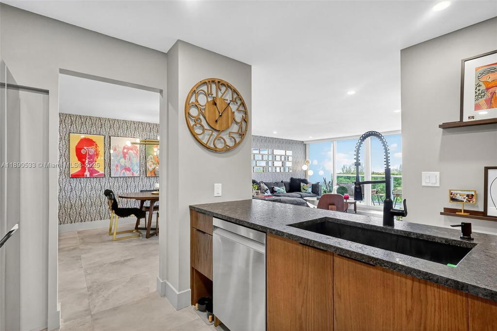 Real estate property located at 100 Bayview Dr #526, Miami-dade, Arlen House East Condo, Sunny Isles Beach, FL