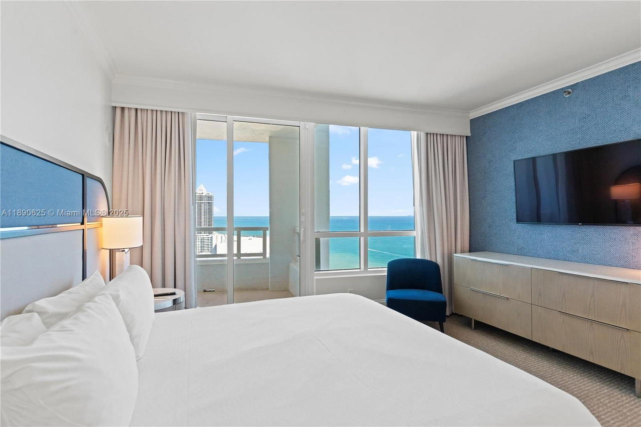 Real estate property located at 4401 Collins Ave #3003, Miami-dade, Fontainebleau Ii Condo, Miami Beach, FL