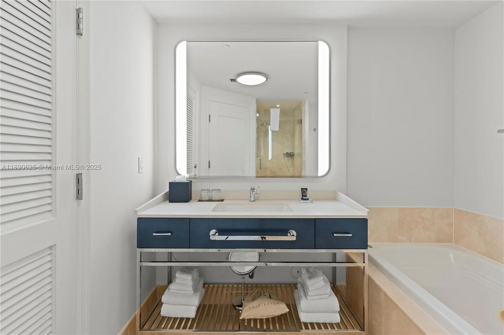 Real estate property located at 4401 Collins Ave #3003, Miami-dade, Fontainebleau Ii Condo, Miami Beach, FL