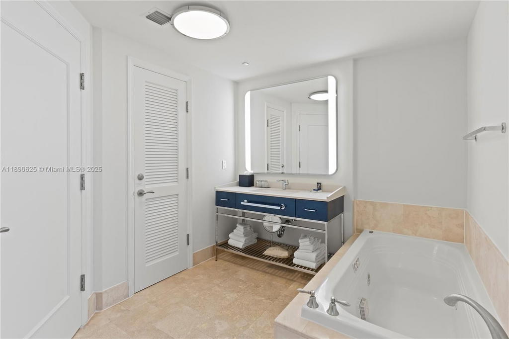 Real estate property located at 4401 Collins Ave #3003, Miami-dade, Fontainebleau Ii Condo, Miami Beach, FL