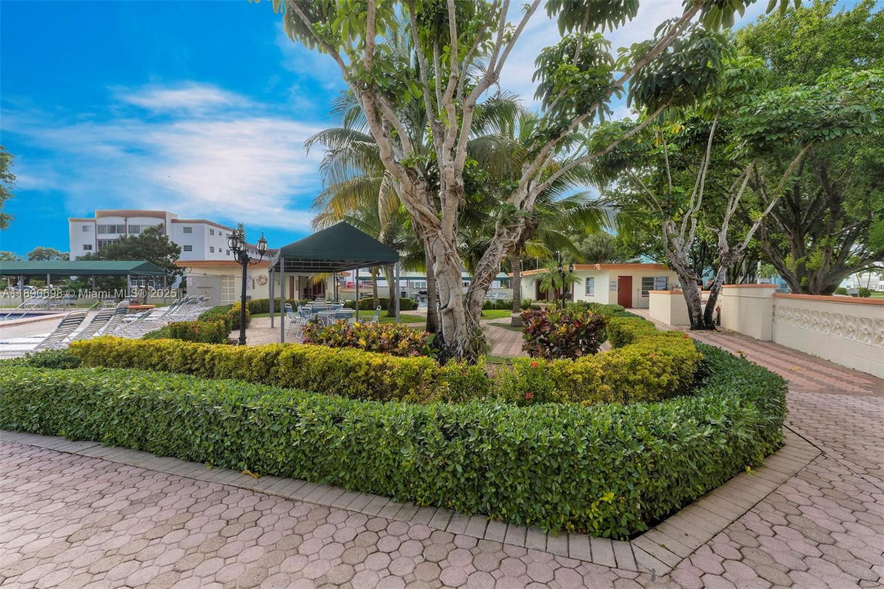 Real estate property located at 3990 42nd Ave #302, Broward, Topaz South Condo, Lauderdale Lakes, FL