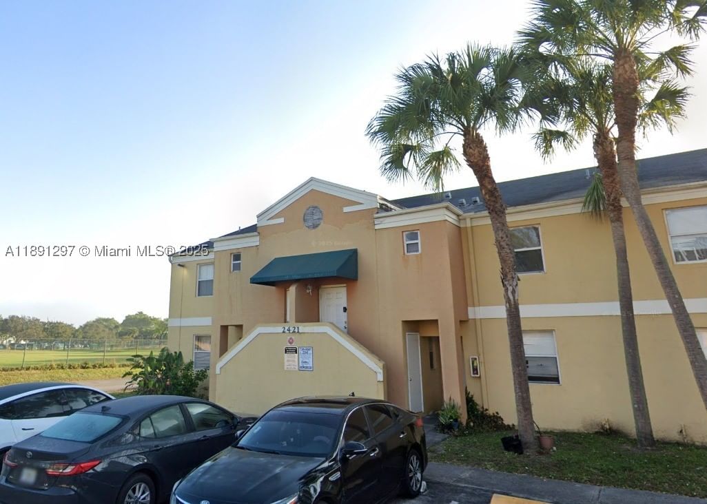 Real estate property located at 2421 56th Ave #2-102, Broward, Villas At Circles Edge Co, Lauderhill, FL
