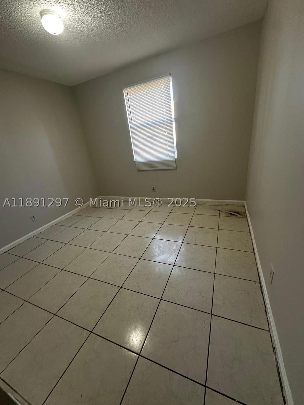 Real estate property located at 2421 56th Ave #2-102, Broward, Villas At Circles Edge Co, Lauderhill, FL