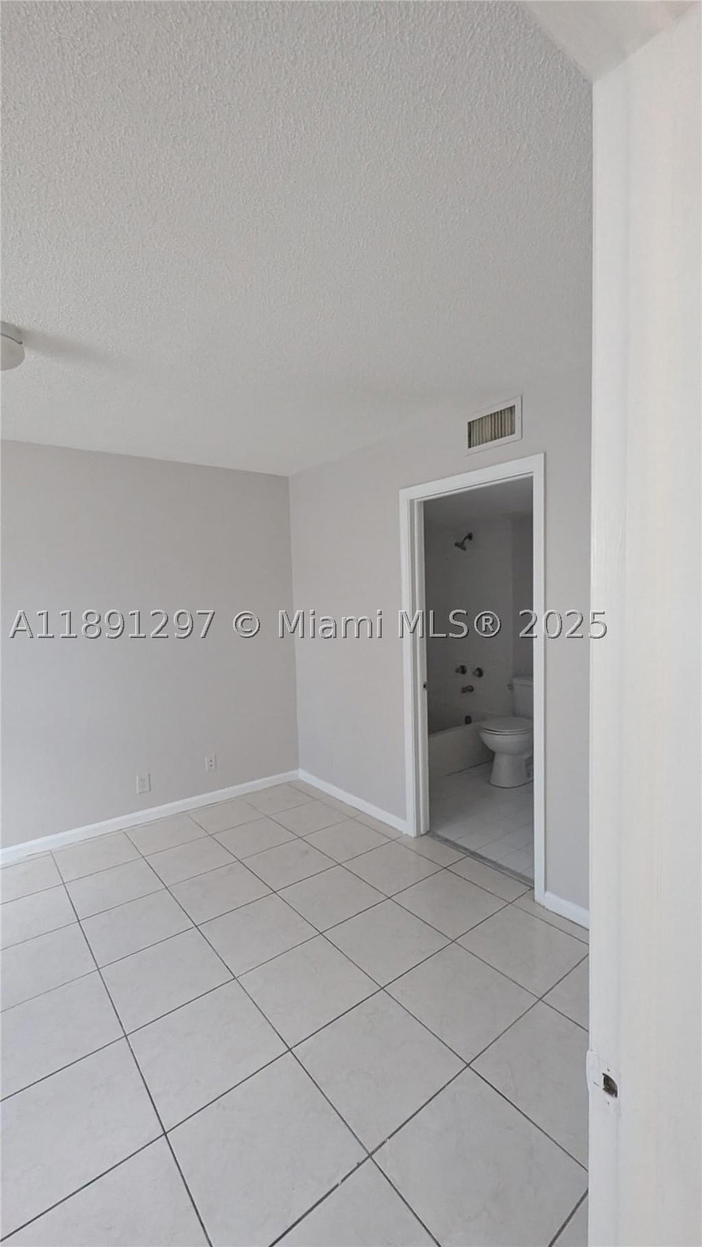 Real estate property located at 2421 56th Ave #2-102, Broward, Villas At Circles Edge Co, Lauderhill, FL