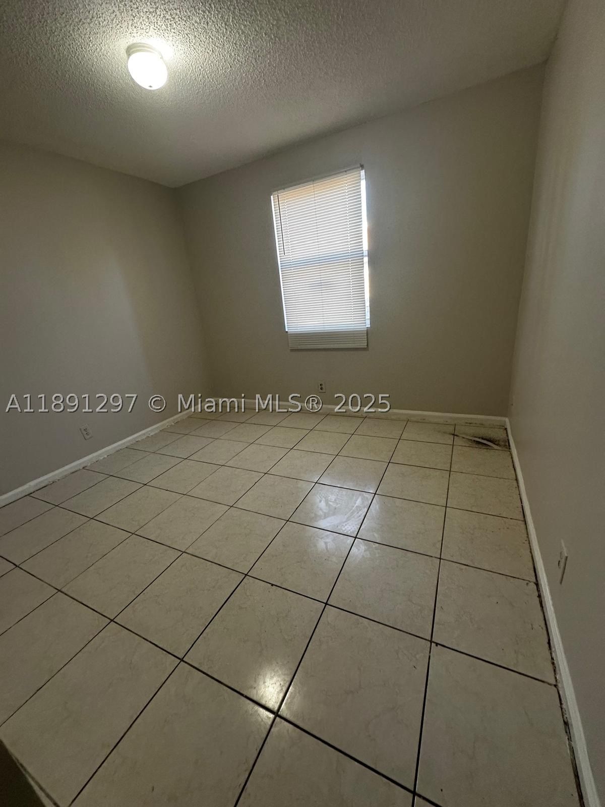 Real estate property located at 2421 56th Ave #2-102, Broward, Villas At Circles Edge Co, Lauderhill, FL
