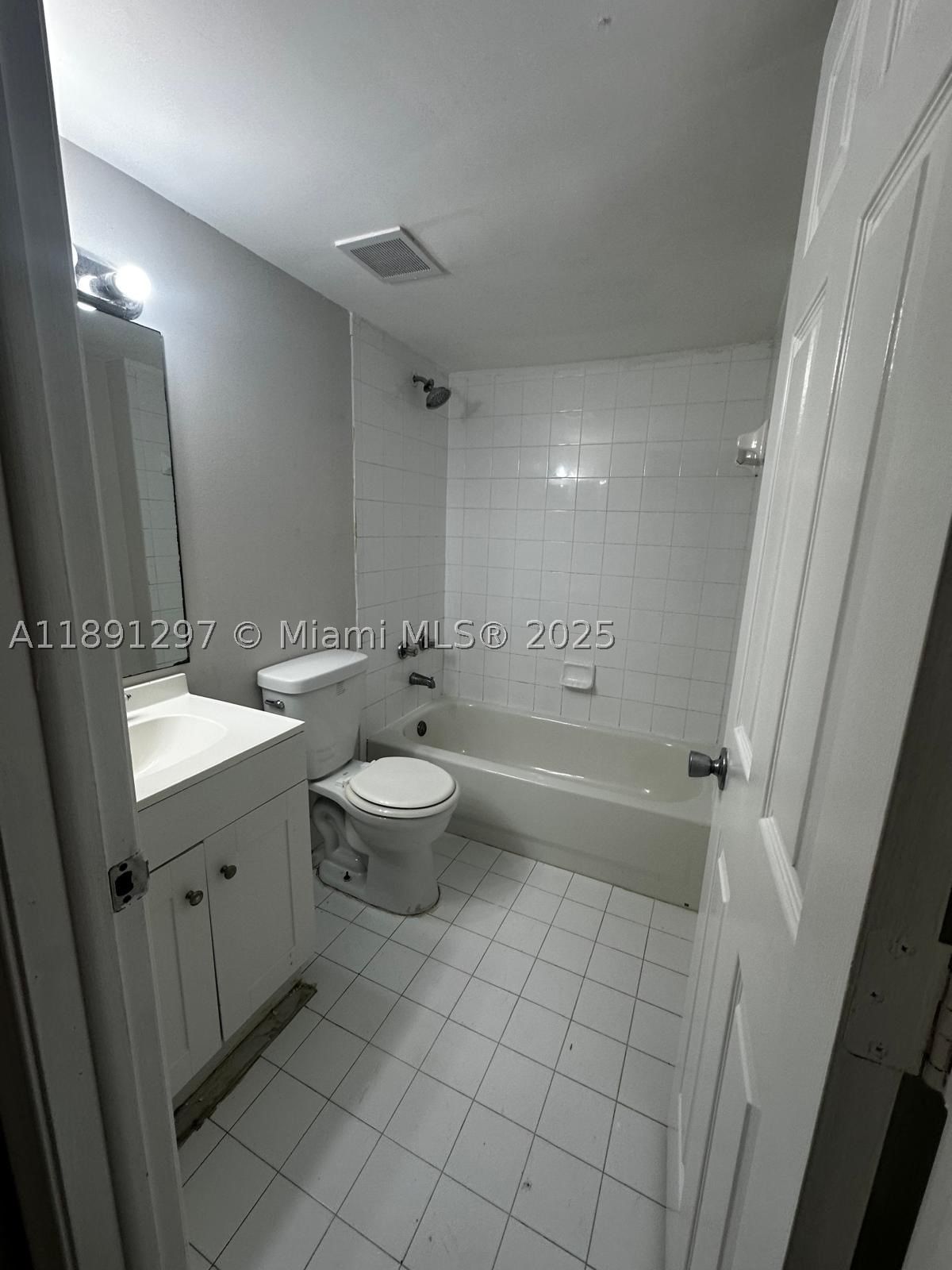 Real estate property located at 2421 56th Ave #2-102, Broward, Villas At Circles Edge Co, Lauderhill, FL