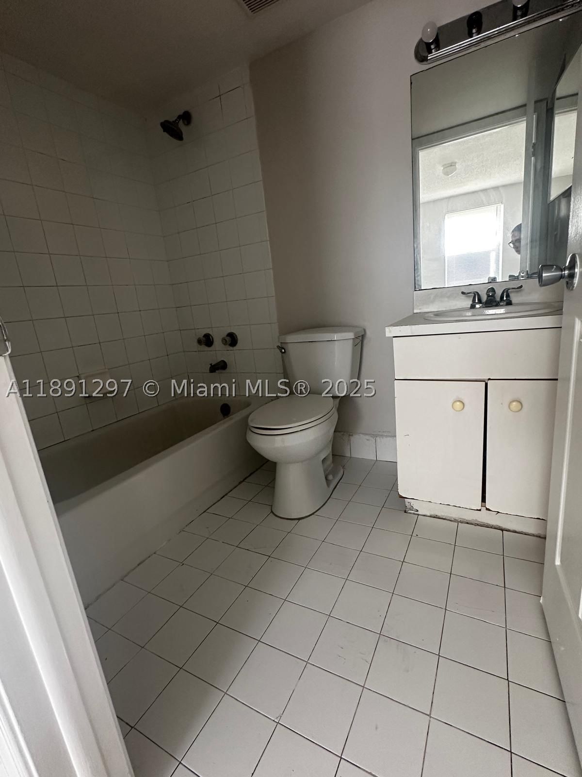 Real estate property located at 2421 56th Ave #2-102, Broward, Villas At Circles Edge Co, Lauderhill, FL