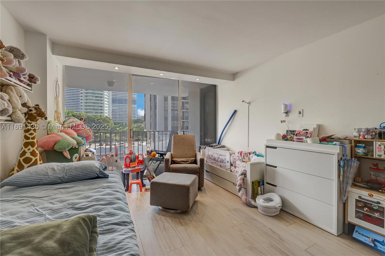 Real estate property located at 1901 Brickell Ave B413, Miami-dade, Brickell Place Condo, Miami, FL