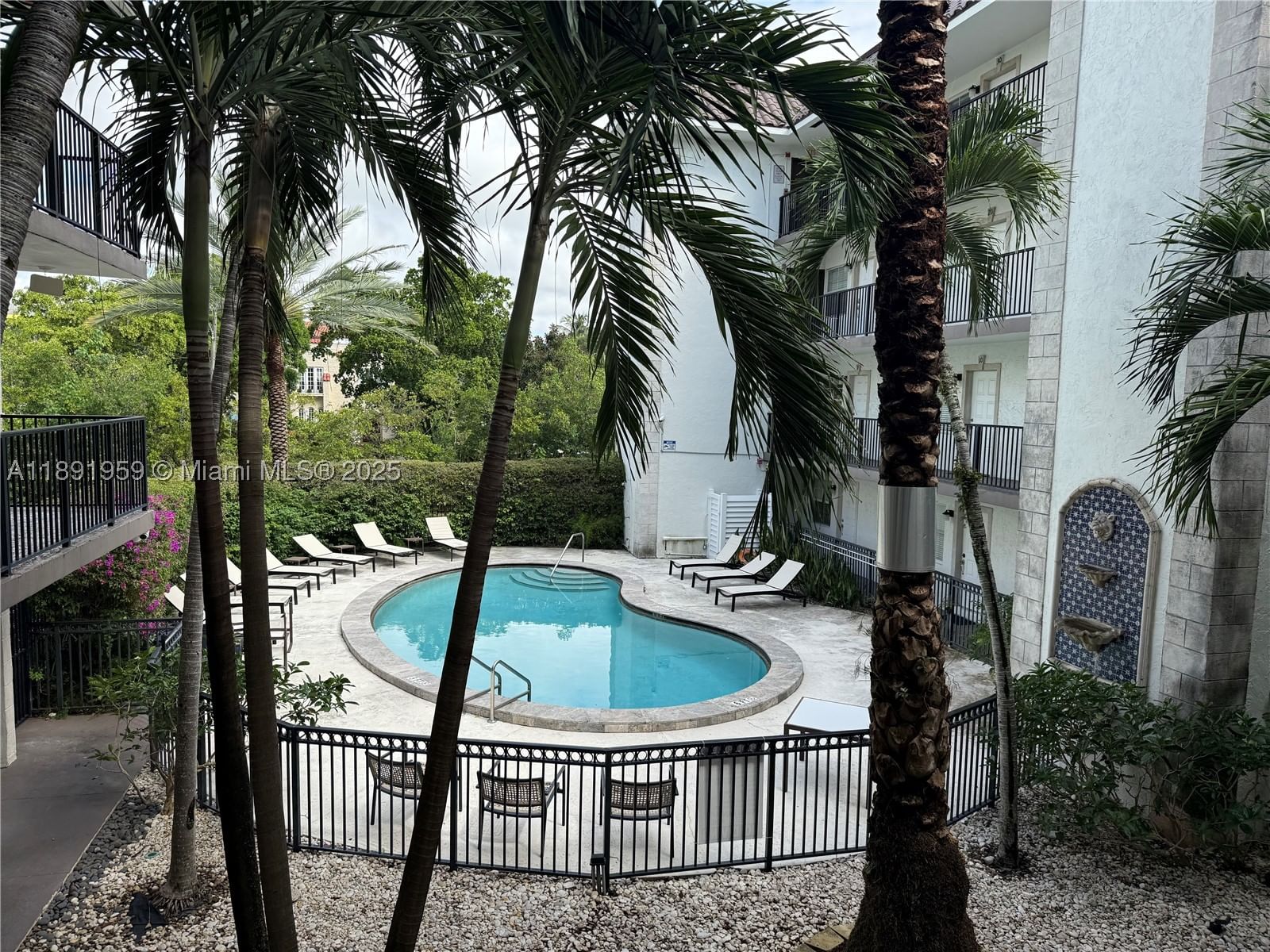 Real estate property located at 924 2nd St #17, Broward, Gulfstream Condo Of Las O, Fort Lauderdale, FL