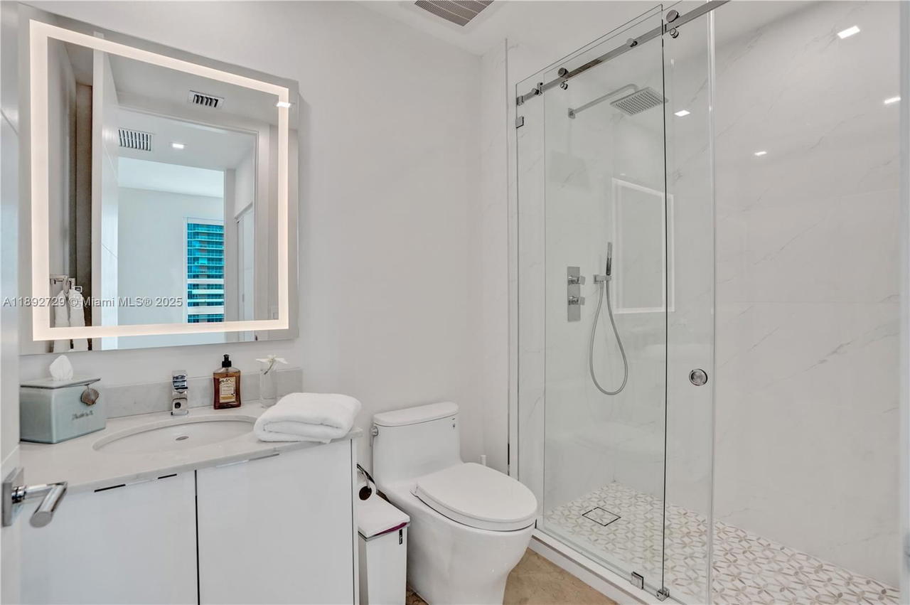 Real estate property located at 950 Brickell Bay Dr #4707, Miami-dade, The Plaza 851 Brickell Co, Miami, FL