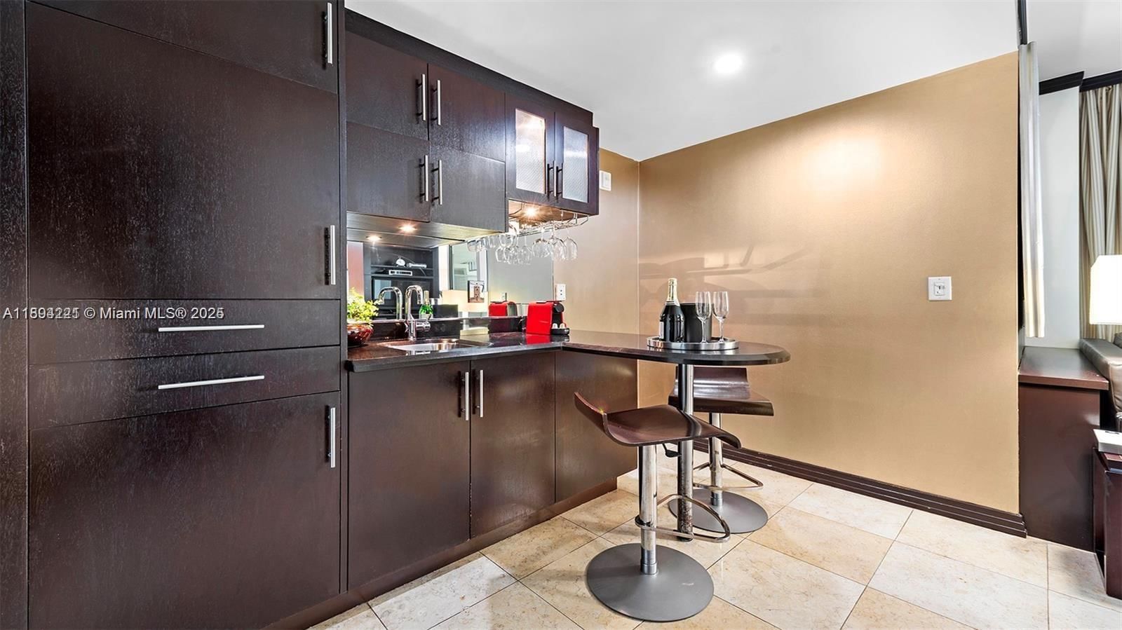 Real estate property located at 1437 Collins Ave #327, Miami-dade, De Soleil S Bch Residenti, Miami Beach, FL
