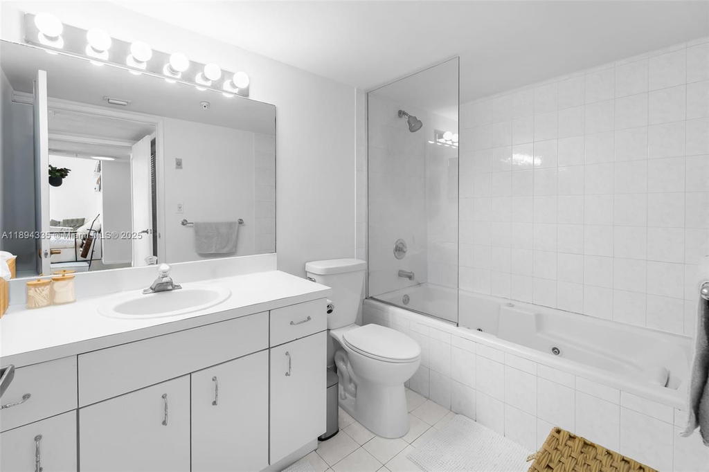 Real estate property located at 1688 West Ave #1004, Miami-dade, West Bay Plaza Condo, Miami Beach, FL