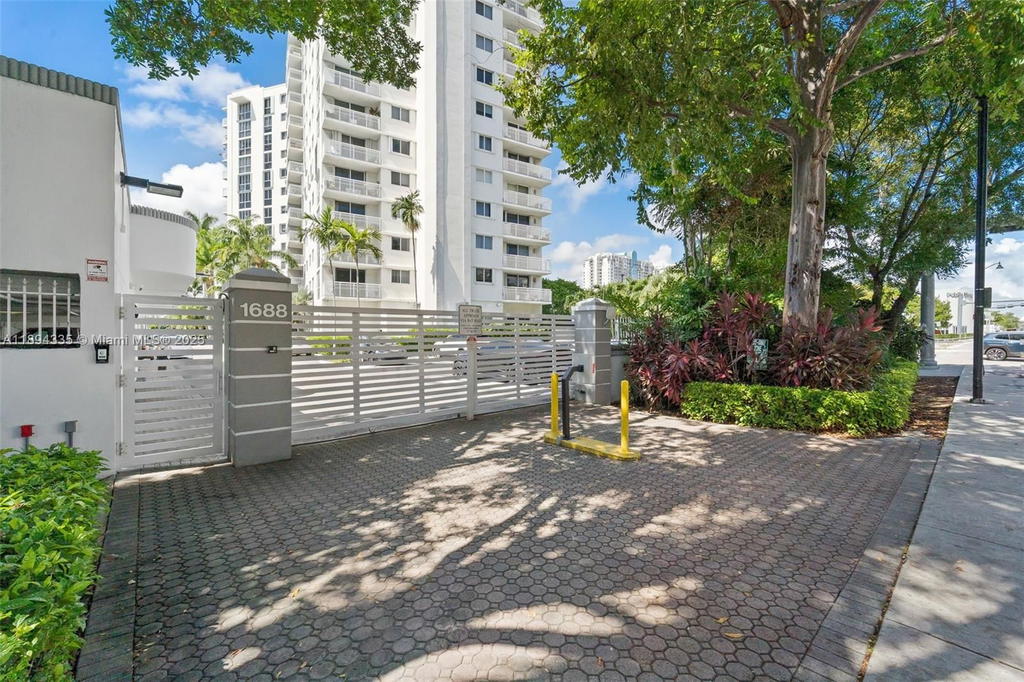 Real estate property located at 1688 West Ave #1004, Miami-dade, West Bay Plaza Condo, Miami Beach, FL
